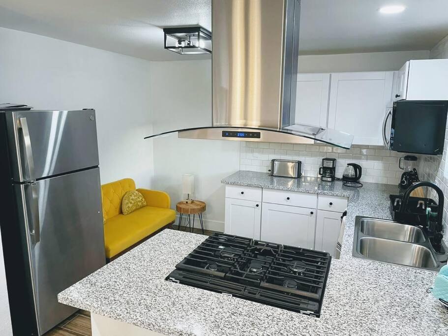 Phoenix Retreat - 2 Bedroom Home With King-Size Bed - 3 Smart Tvs - 10 Min From Airp - Unit A מראה חיצוני תמונה